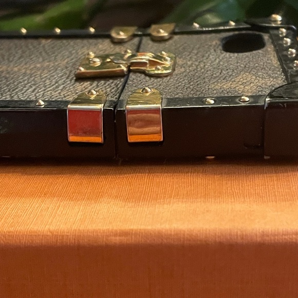 LOUIS VUITTON
Monogram Canvas Eye Trunk iPhone 7 Plus Cover/Case - Picture 7 of 15